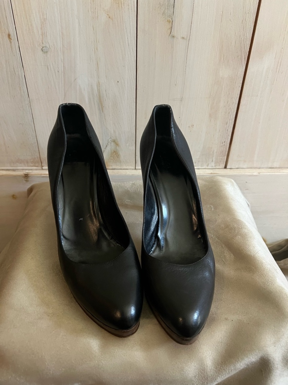 Vintage Gucci Black Pointed-Toe Leather Pumps
